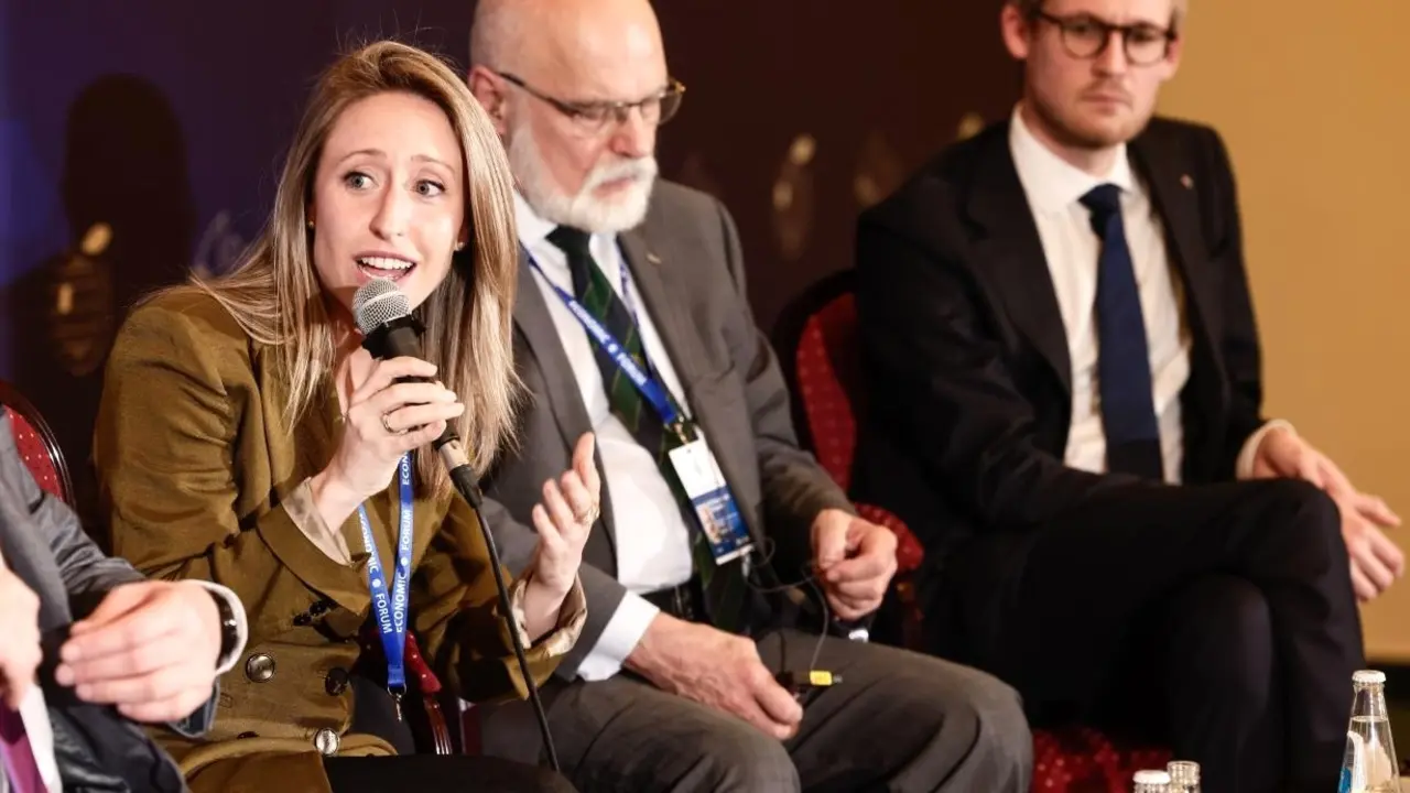 La directora general de Asuntos Europeos, Virginia Marco, ha explicado desde Mikołajki (Polonia) el trabajo del Gobierno regional para impulsar el comercio exterior trabajando la internacionalización
