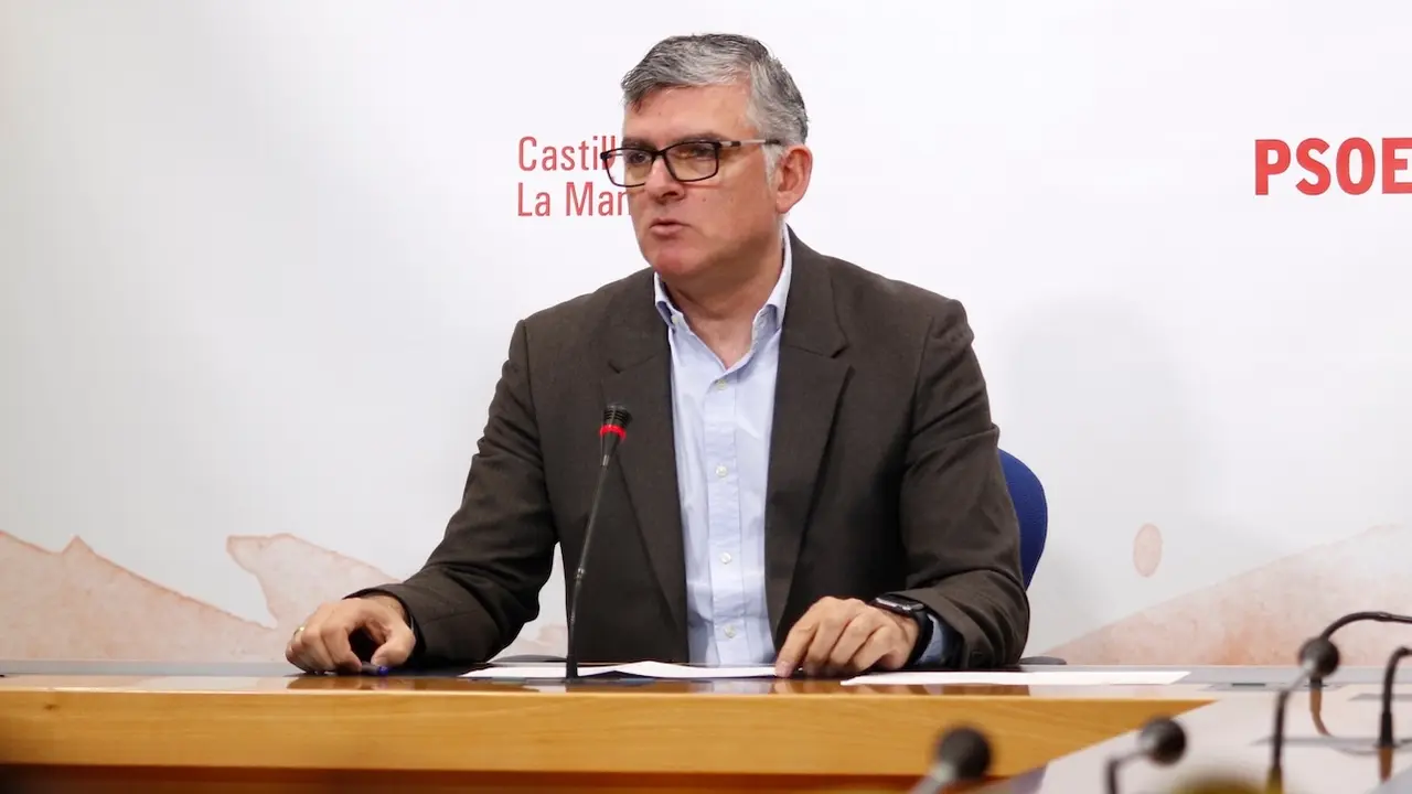 El presidente del PSOE en las Cortes de Castilla-La Mancha, Ángel Tomás Godoy, durante la rueda de prensa que ha ofrecido en el Parlamento regional
