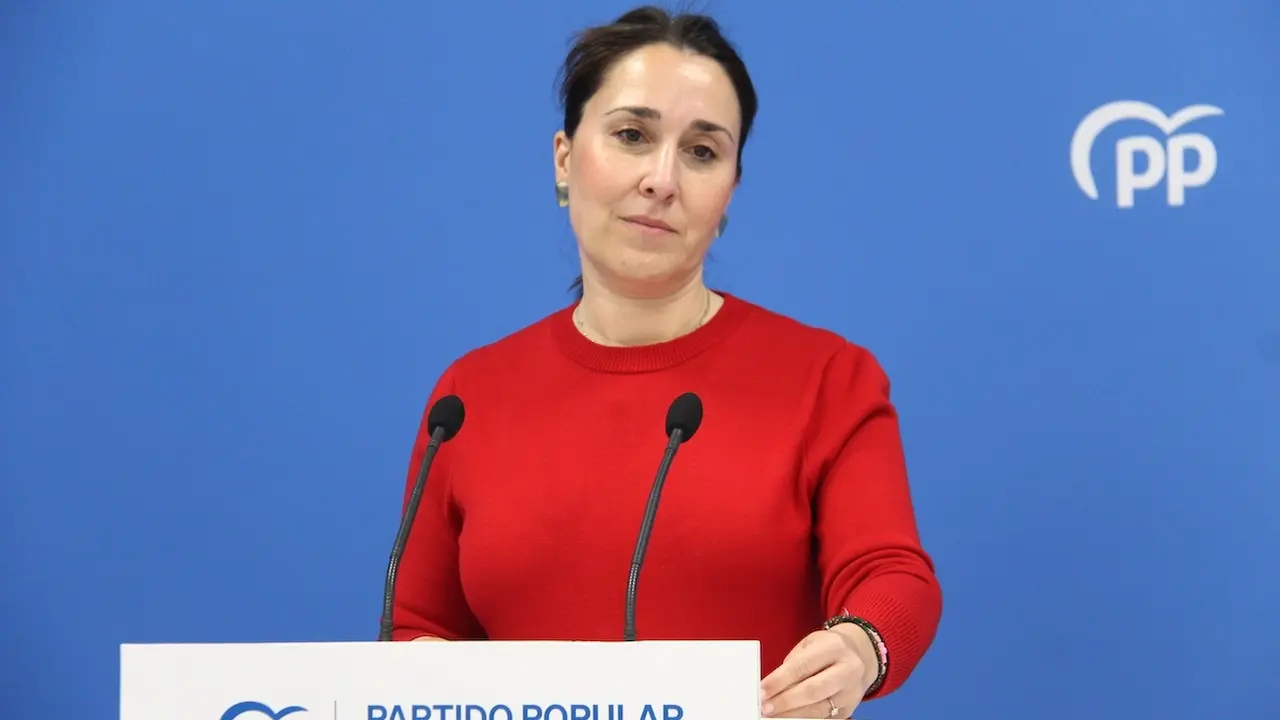 La portavoz del PP de Castilla-La Mancha, Alejandra Hernández, durante la rueda de prensa que ha ofrecido en la sede de los 'populares' en Toledo