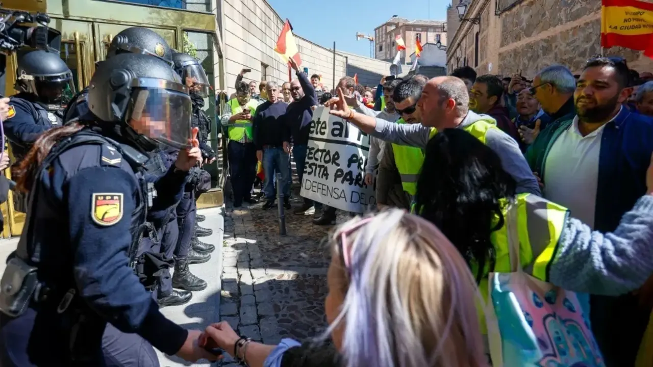 Protesta de agricultores frente a la consejería de Agricultura de Castilla-La Mancha en Toledo - EFE/Ismael Herrero