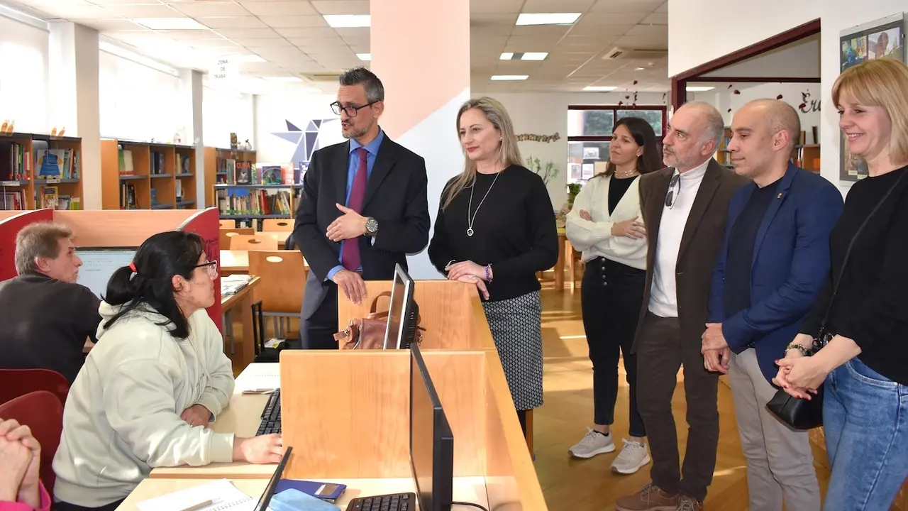 El viceconsejero de Transformación Digital, Juan Ángel Morejudo, visita un curso de formación en competencias digitales en Recas (Toledo)