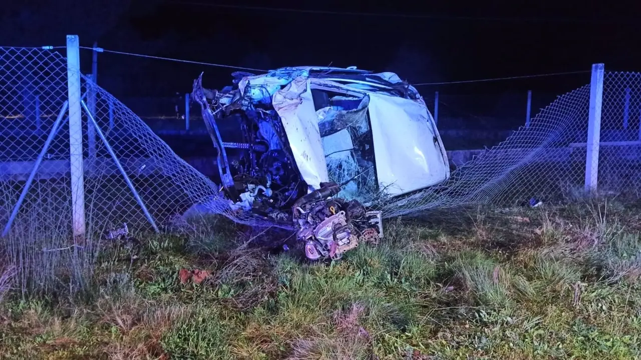 Muere un hombre al salirse de vía y volcar el coche que conducía en la N-525, accidente de tráfico, choque, colisión, salida de vía, volcado,