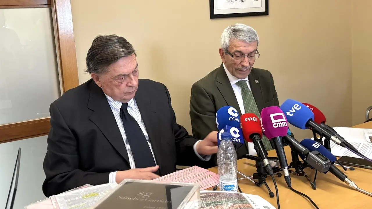El historiador Jorge Miranda y el abogado, Joaquín Sánchez Garrido, durante la rueda de prensa que han ofrecido