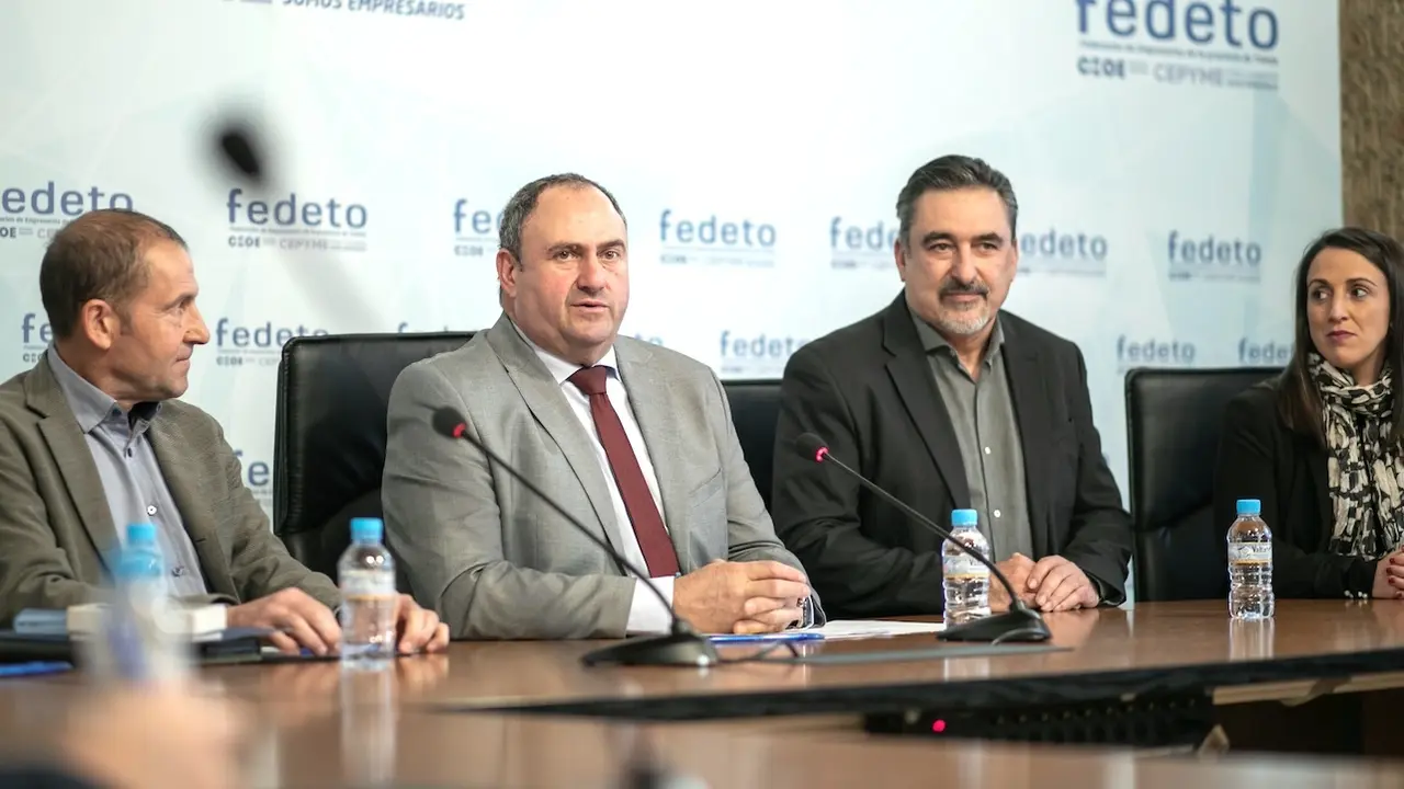 El consejero de Agricultura, Ganadería y Desarrollo Rural, Julián Martínez Lizán, ha clausurado la Asamblea General de la Asociación de Avicultores de Castilla-La Mancha (AVICAM), en la sede de FEDETO en Toledo