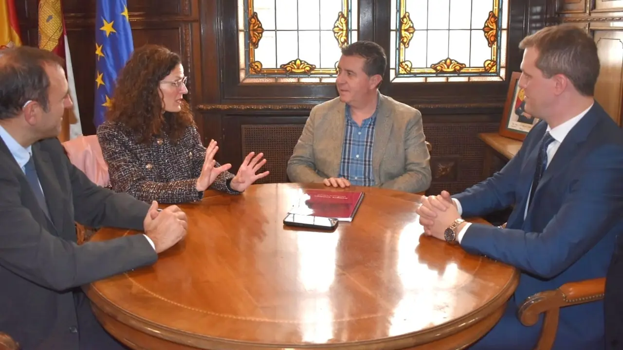 El presidente de la Diputación de Albacete, Santiago Cabañero, se reúne con Amelia Quintero y Daniel García quienes protagonizarán el relevo en la Dirección del Aeropuerto de Albacete