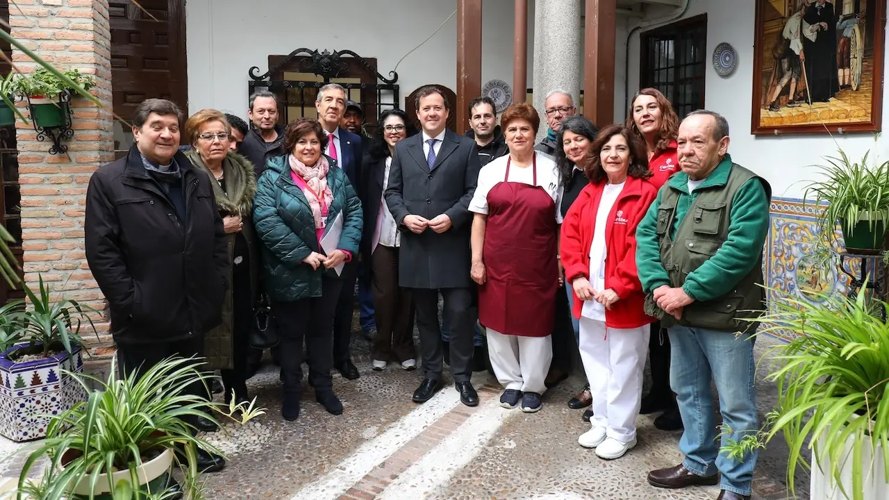 El alcalde de Toledo, Carlos Velázquez, durante la visita que ha realizado al albergue de Cáritas Diocesana