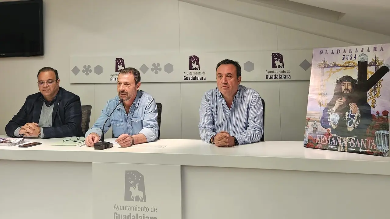 El primer teniente de alcalde y concejal de Cultura del Ayuntamiento de Guadalajara, Javier Toquero, ha presentado las visitas guiadas por los monumentos e iglesias en Semana Santa