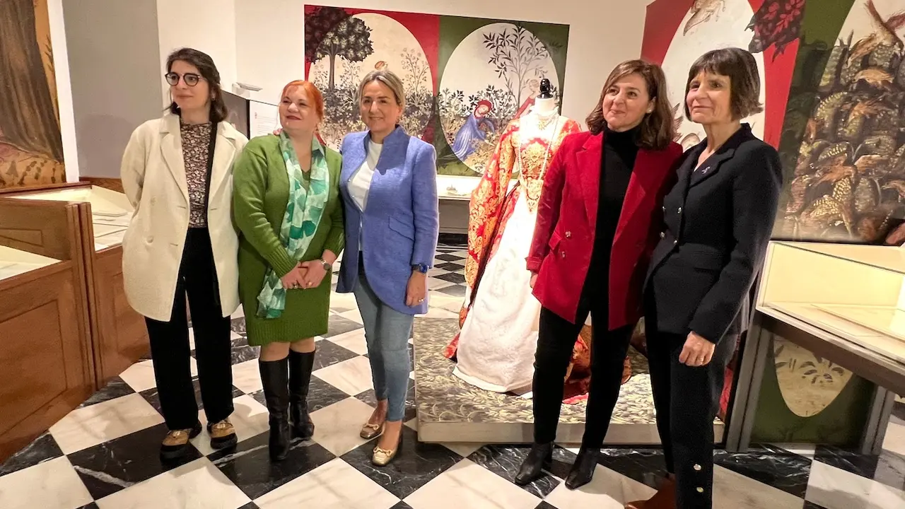 La delegada del Gobierno en Castilla-La Mancha, Milagros Tolón, ha visitado este miércoles la exposición 'Mujer, Nobleza y Poder', que se puede ver en el Archivo de la Nobleza de Toledo