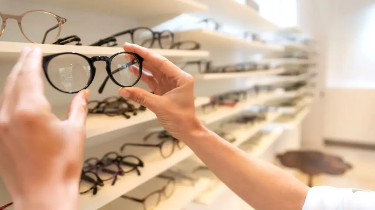 La DGT prohíbe el uso de este tipo de gafas al volante: multas de hasta 200 euros