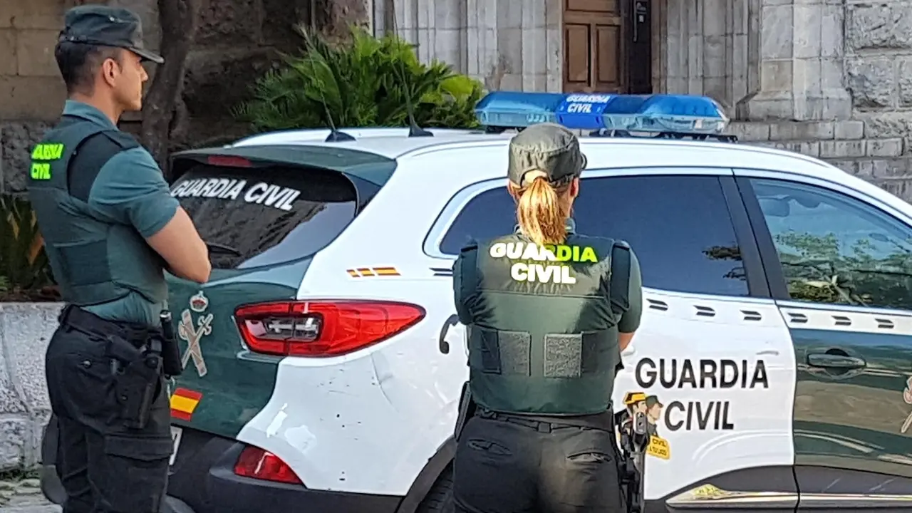 Detenidos un hombre y una mujer por la muerte de la madre de ella tras no socorrerla, Guardia Civil, agentes, patrulla, detenido, cadáver, asesinato, crimen, reyertas, violencia