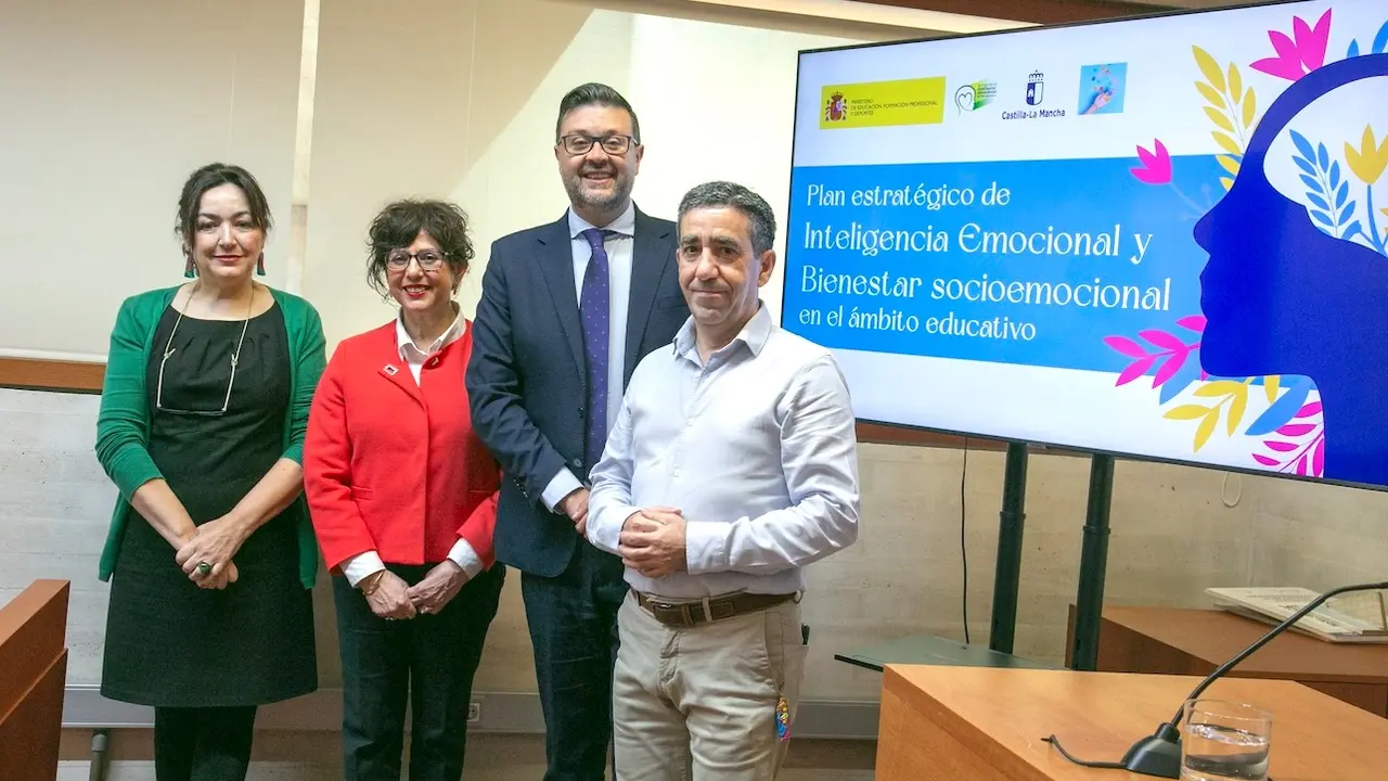 El consejero de Educación, Cultura y Deportes, Amador Pastor, ha ofrecido una rueda de prensa para presentar el Plan estratégico de Inteligencia Emocional y de Bienestar socioemocional en el ámbito educativo