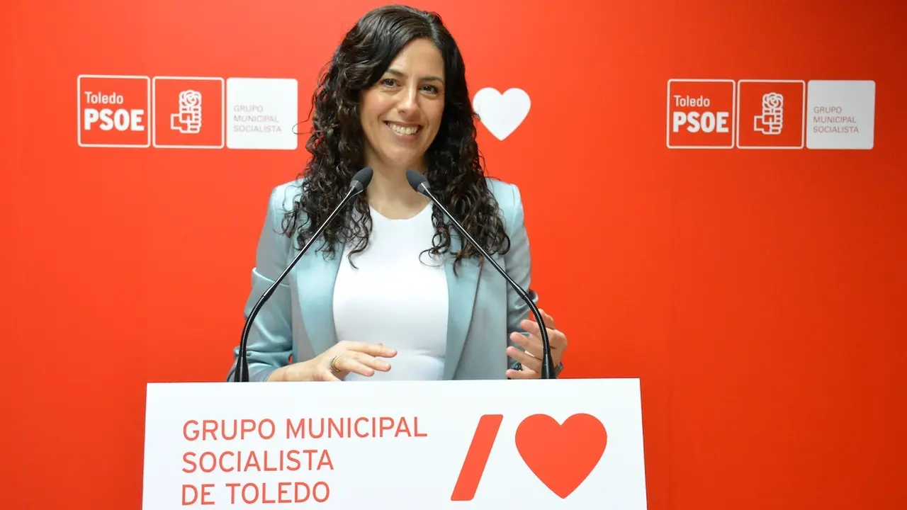 La portavoz del PSOE en el Ayuntamiento de Toledo, Noelia de la Cruz, durante la rueda de prensa que ha ofrecido