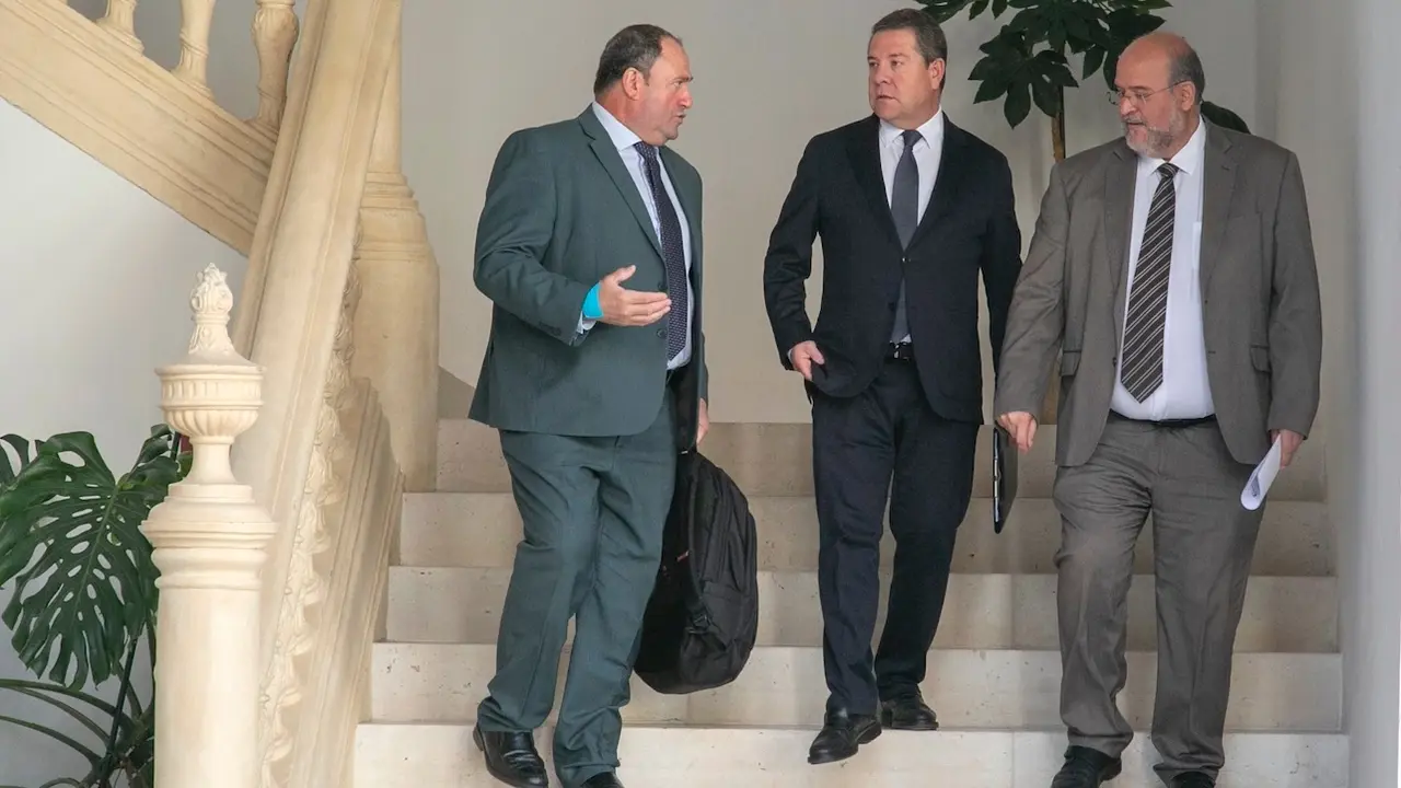 En la imagen de archivo de izq. a dcha. el consejero de Agricultura, Ganadería y Desarrollo Rural, Julián Martínez Lizán; el presidente de Castilla-La Mancha, Emiliano García-Page y el vicepresidente primero, José Luis Martínez Guijarro