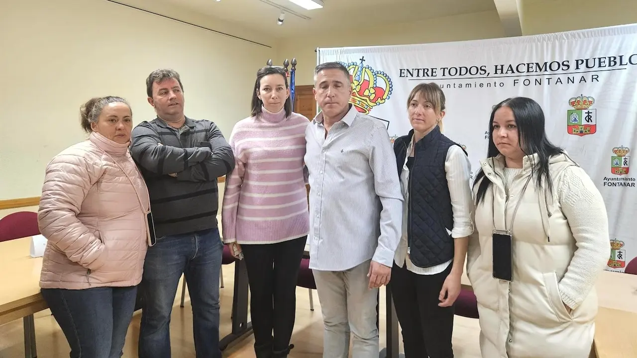 Miembros del grupo municipal Entre Todos Fontanar tras la elección de Jesús Caballero como alcalde del municipio - EP