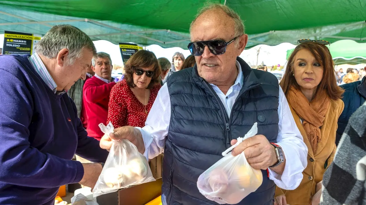 Los responsables de las organizaciones agrarias Asaja, COAG y UPA atienden a los medios durante la tractorada y el reparto de alimentos que llevan a cabo para reivindicar mejoras para el sector del campo - EFE/Ángeles Visdómine