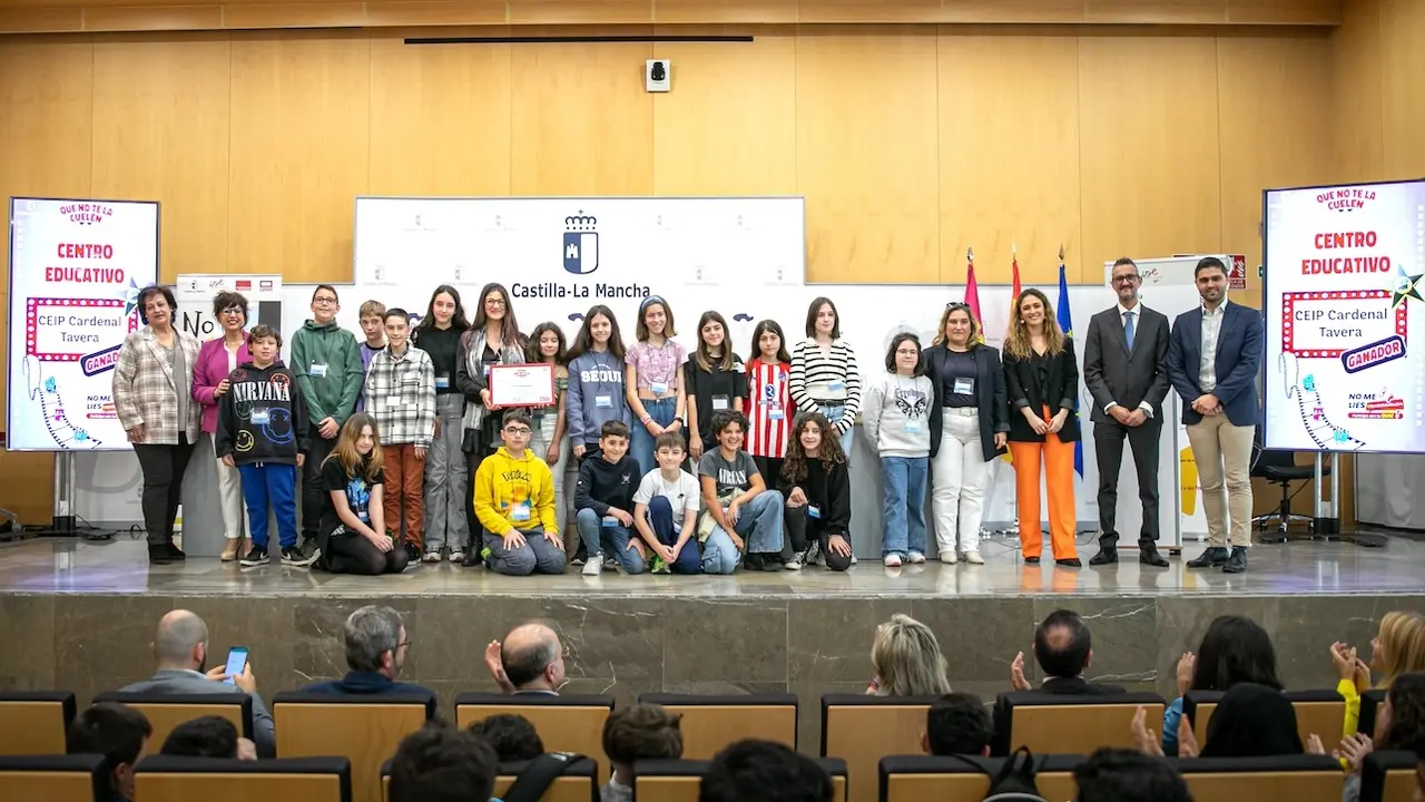 El viceconsejero de Transformación Digital, Juan Ángel Morejudo, ha asistido en la Escuela de Administración Regional, a la entrega de premios de la segunda edición del concurso ‘No me Líes’, promovido por el Gobierno regional para luchar contra la desinformación, bulos y ‘fake news’