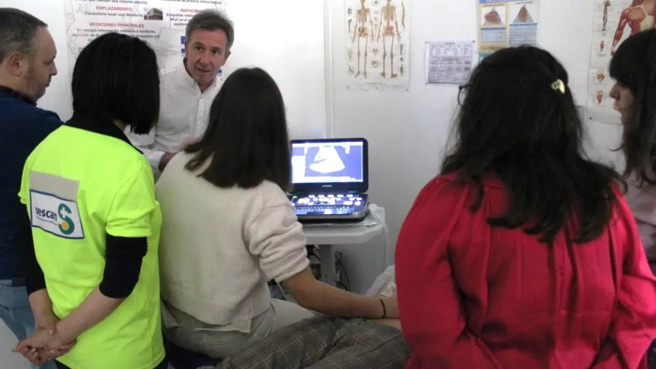 Casi 800 profesionales de Atención Primaria se forman en el manejo de la ecografía
