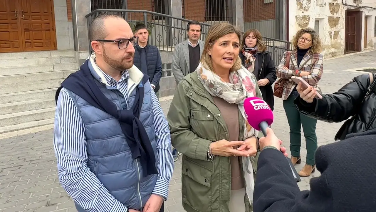 La secretaria general del PP de Castilla-La Mancha, Carolina Agudo, atendiendo a los medios este sábado en su visita a la localidad de Cobeja (Toledo)