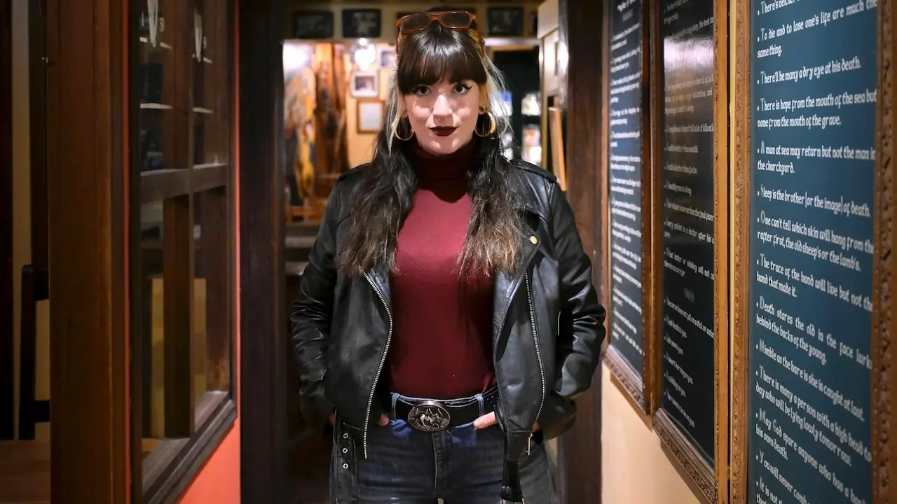 La cantante y compositora manchega Anna Dukke posa durante una entrevista con EFE en Puertollano (Ciudad Real) - EFE/ Jesús Monroy