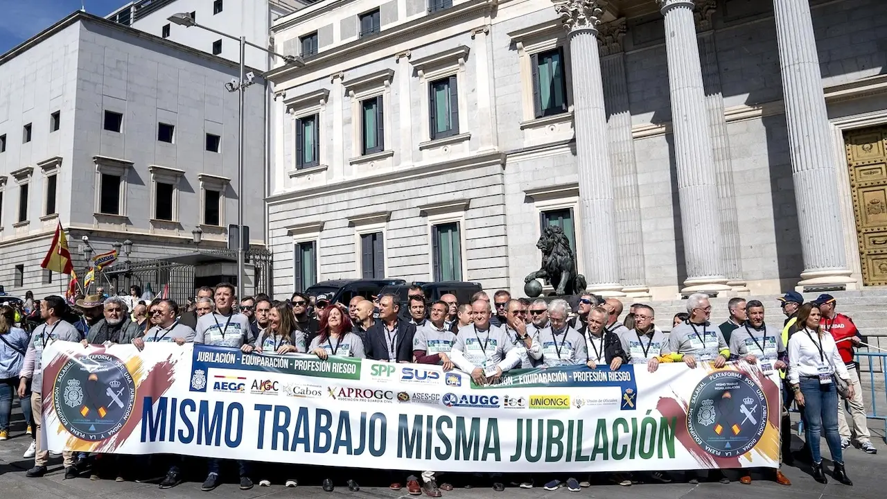 Decenas de personas durante la manifestación de guardias civiles y policías este sábado en Madrid - EP/A. Pérez Meca
