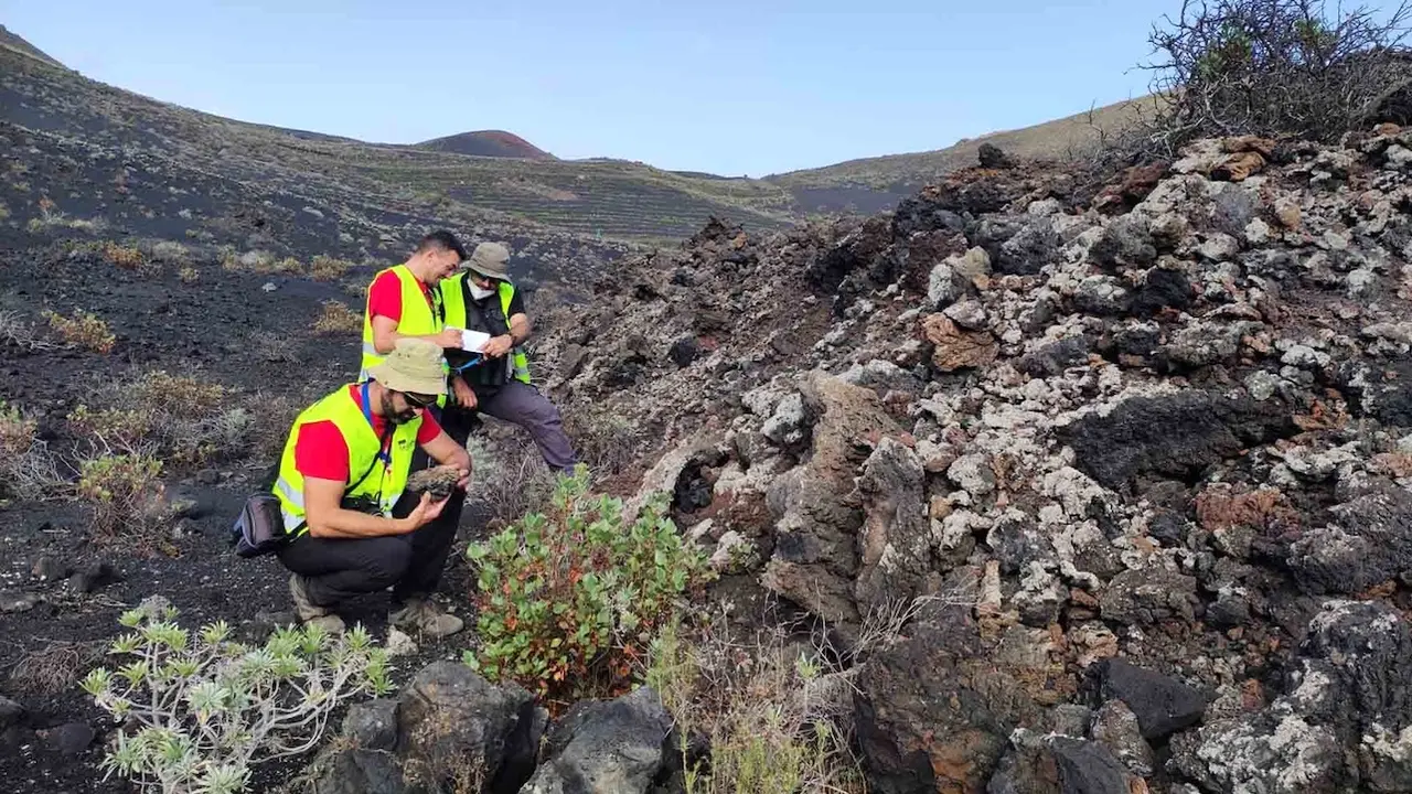Investigadores de la UCLM tomando muestras en el volcán de La Palma - Fotografía: Involcan