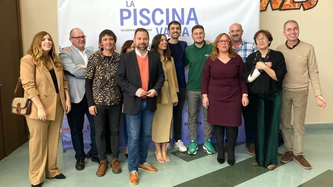 La viceconsejera de Cultura y Deportes, Carmen Teresa Olmedo, en la presentación, en los multicines ‘Cinemancha’ de Alcázar de San Juan (Ciudad Real), del cortometraje ‘La piscina vacía’