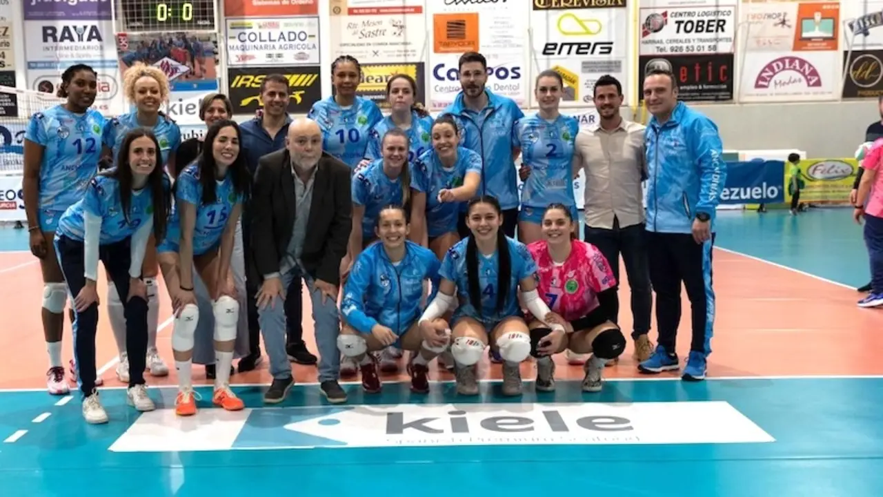 El director general de Juventud y Deportes, Carlos Yuste, ha asistido al partido de cuartos de final de play-off entre el Kiele Socuéllamos y el Haris La Laguna