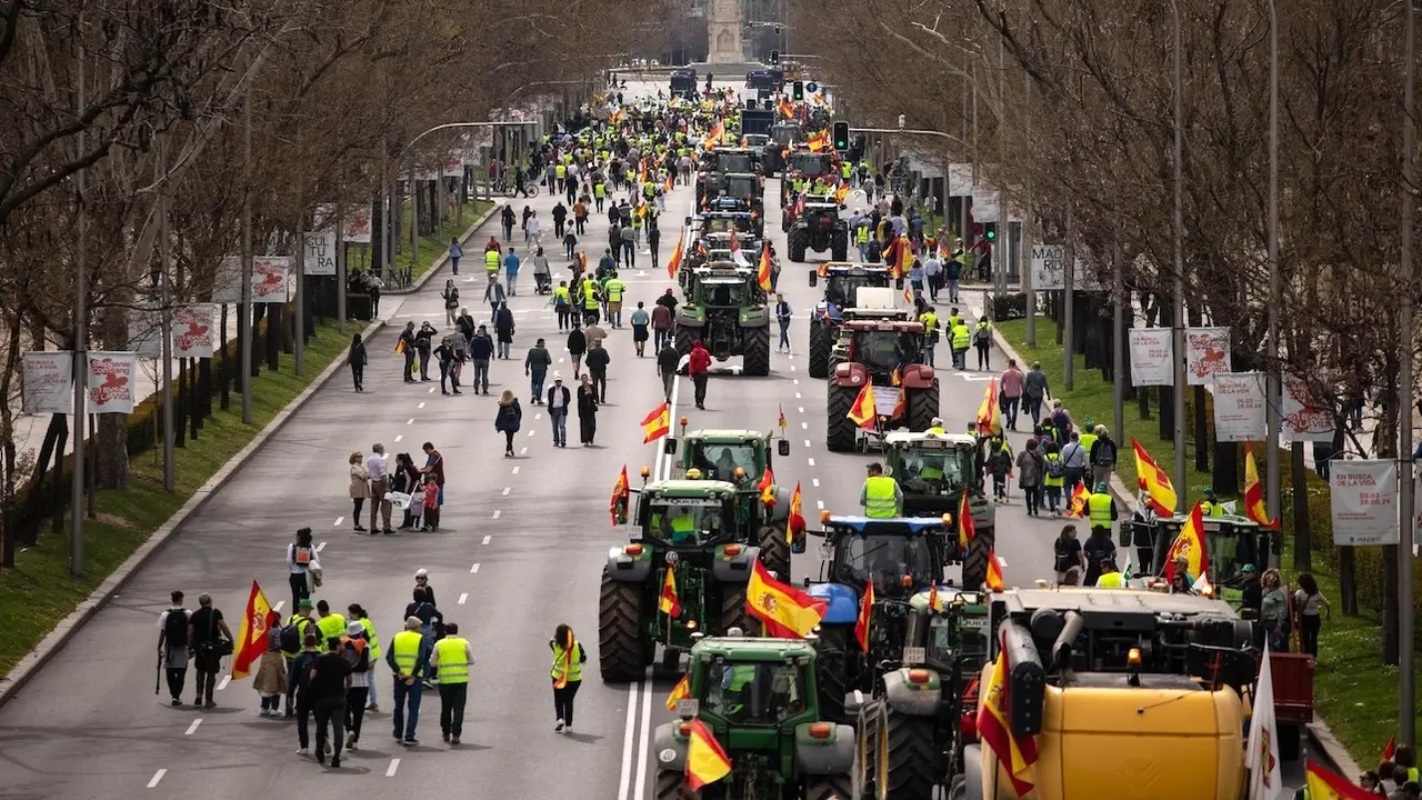 Tractores marchan por Madrid pidiendo explotaciones "rentables y luego verdes"