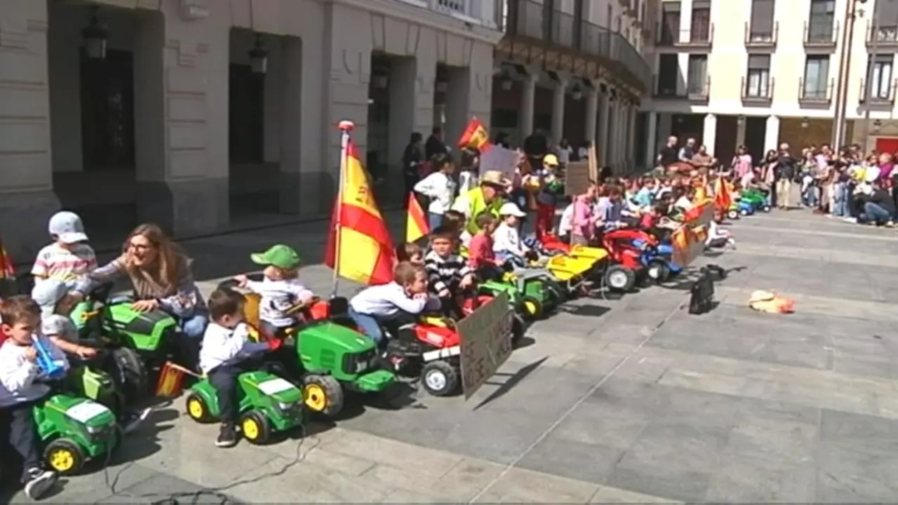 Una tractorada infantil recorre las calles de Guadalajara para defender el campo - Fotografía: CMM
