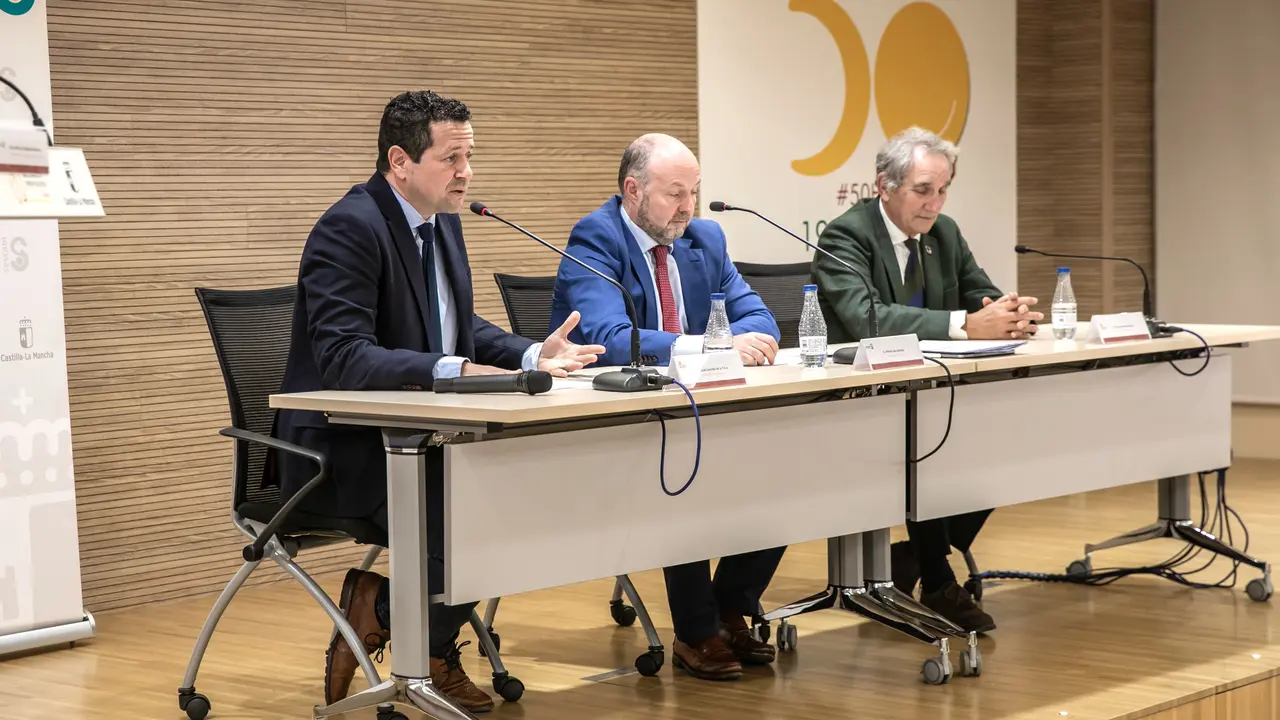 El director gerente del Sescam, Alberto Jara, ha presidido el acto de presentación del nuevo director científico del Instituto de Investigación Sanitaria de Castilla-La Mancha (Idiscam), en el salón de actos del Hospital Nacional de Parapléjicos