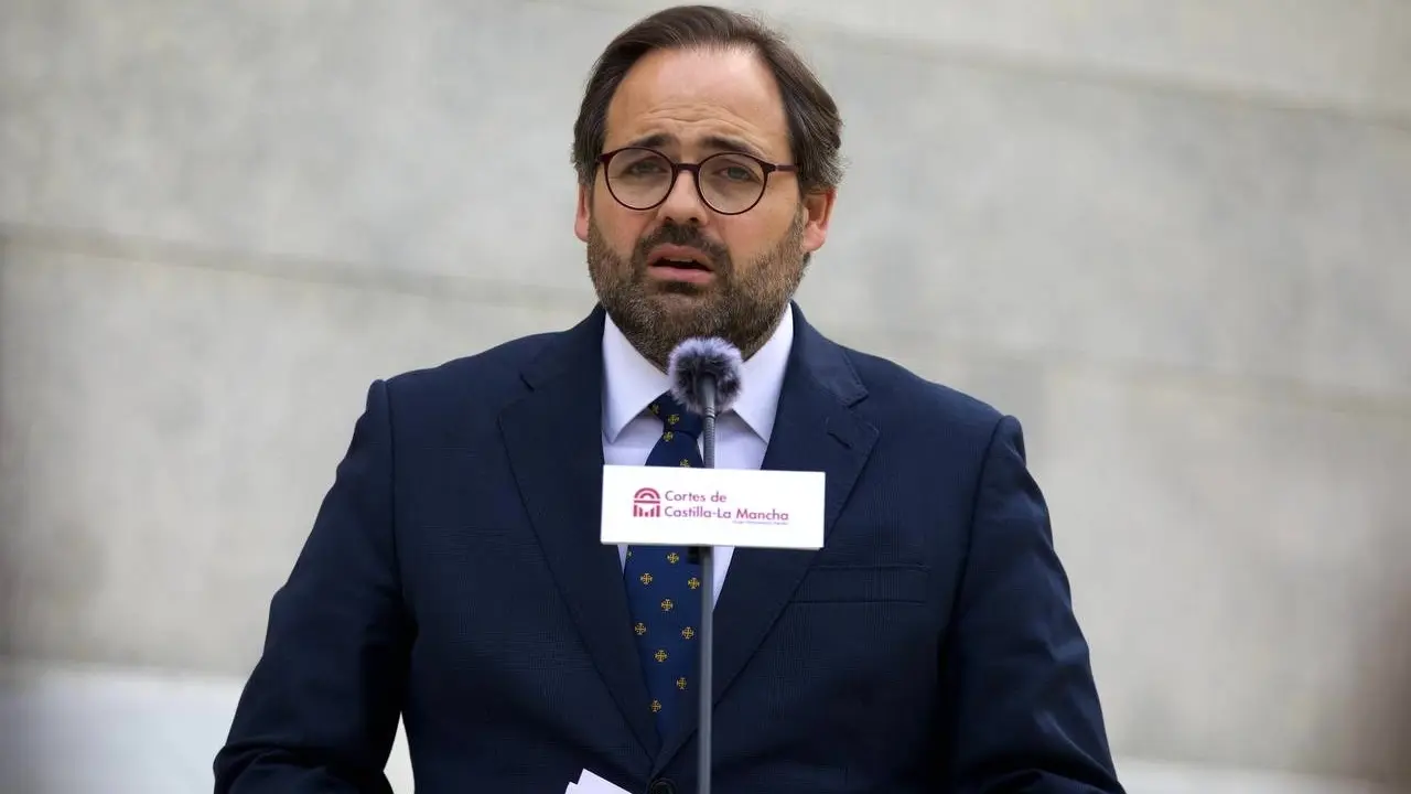 El presidente del PP de Castilla-La Mancha, Paco Núñez, durante la rueda de prensa que ha ofrecido en las Cortes regionales