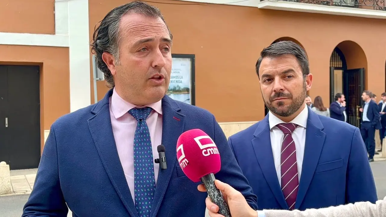 El presidente de Vox en las Cortes de Castilla-La Mancha, David Moreno, atendiendo a la televisión pública regional