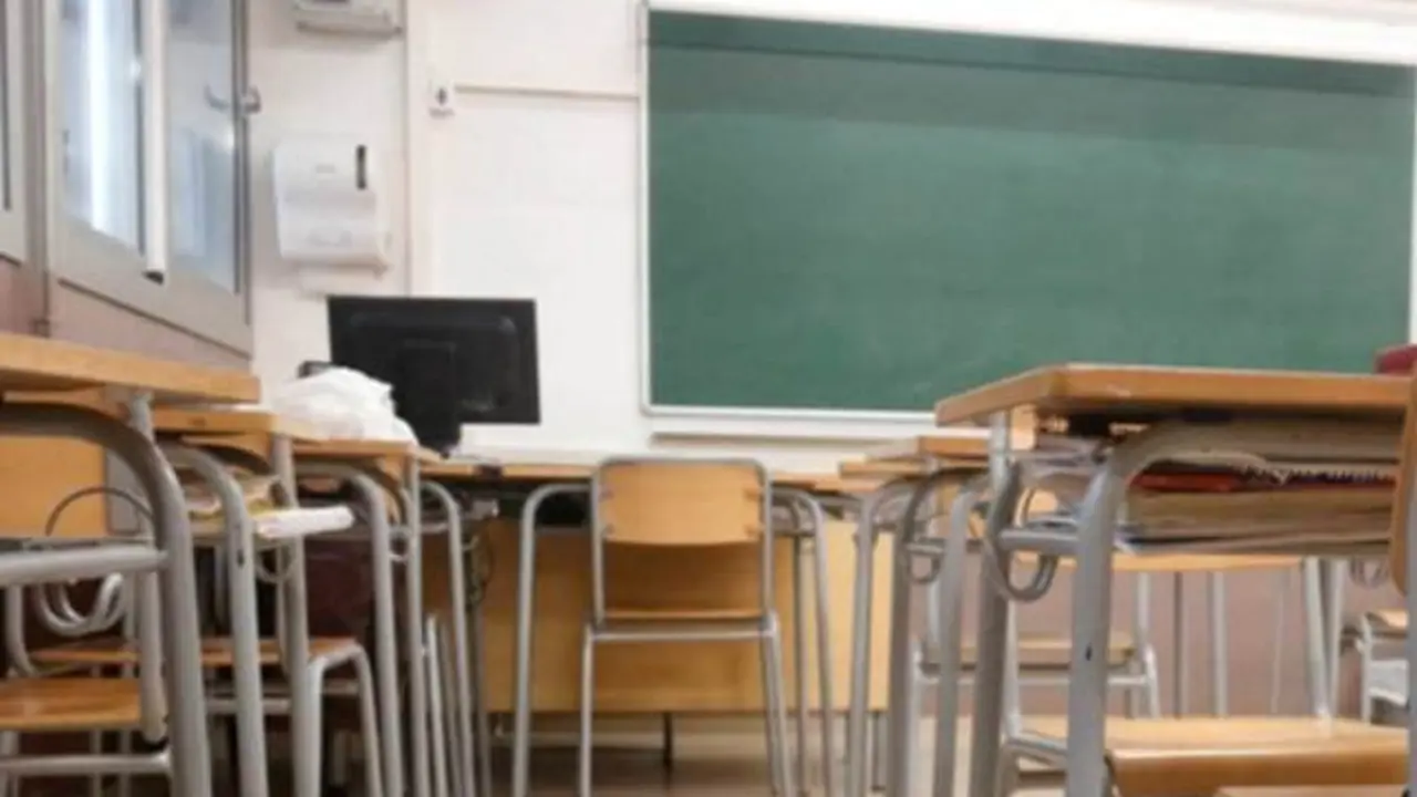 Investigan a un profesor por colocar cámaras en los baños de chicas de su instituto