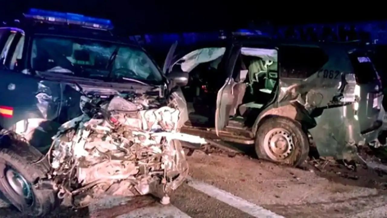 Seis muertos, dos guardias civiles, tras saltarse un camión un control en la AP-4