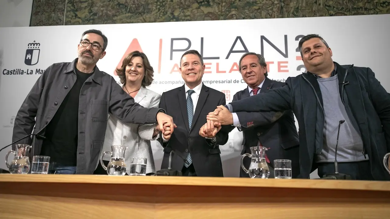 El presidente de Castilla-La Mancha, Emiliano García-Page, ha firmado en Toledo con los representantes de los agentes sociales de la región, el Plan Adelante de Acompañamiento Empresarial 2024–2027