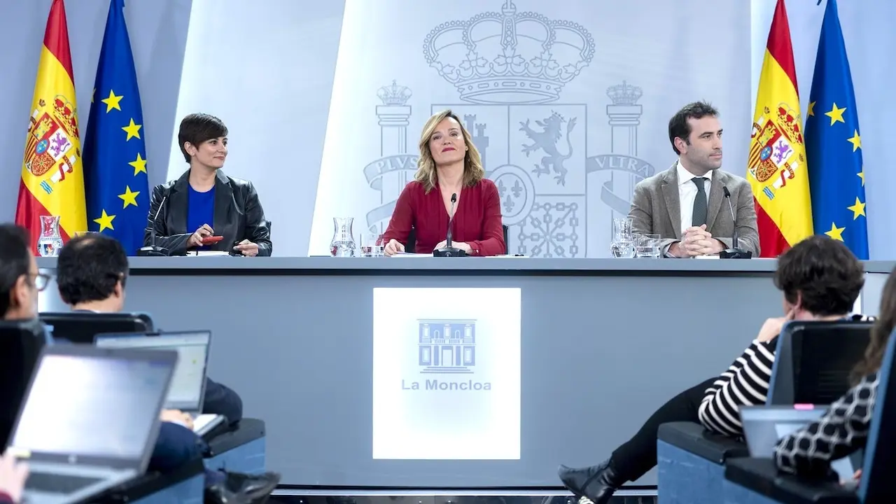 La ministra de Vivienda y Agenda Urbana, Isabel Rodríguez; la ministra de Educación, Formación Profesional y Deporte, Pilar Alegría, y el ministro de Economía, Comercio y Empresa, Carlos Cuerpo - EP
