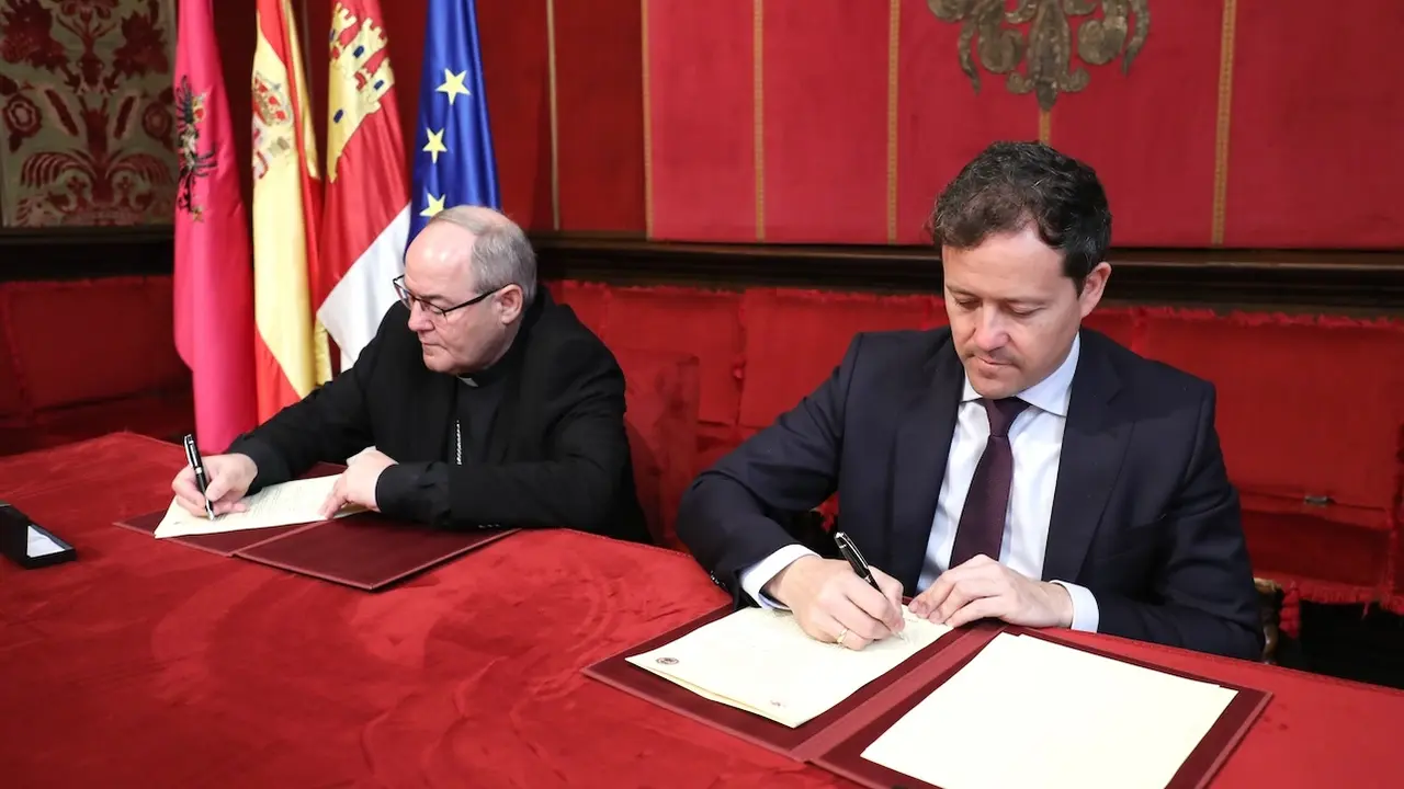 El arzobispo de Toledo, Francisco Cerro Chaves, y el alcalde de Toledo, Carlos Velázquez, durante la firma del convenio