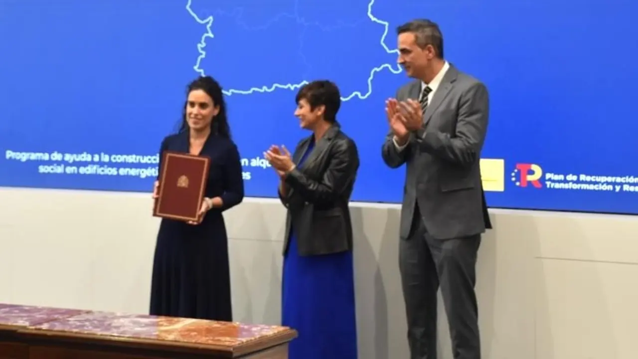 La directora general de Vivienda, Inés Sandoval, ha firmado con la ministra de Vivienda, Isabel Rodríguez, un acuerdo para la rehabilitación de 24 viviendas en Talavera de la Reina (Toledo)