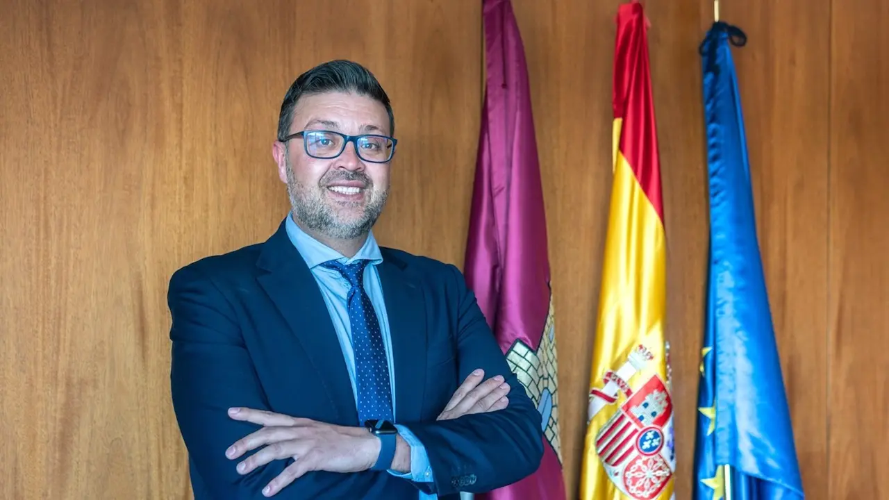 El consejero de Educación, Cultura y Deportes de Castilla-La Mancha, Amador Pastor, posa en un momento de la entrevista con Europa Press