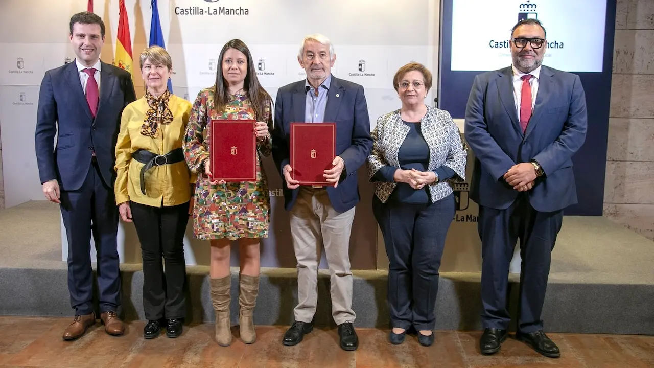 La consejera de Bienestar Social, Bárbara García Torijano, ha firmado el convenio de colaboración con Cruz Roja para el desarrollo del Plan contra la Pobreza Energética