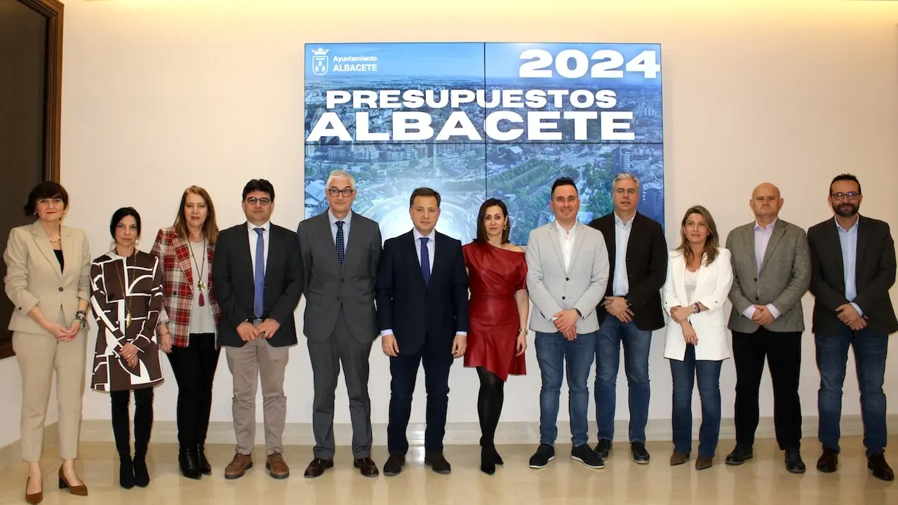 El alcalde Albacete, Manuel Serrano, acompañado de su equipo de Gobierno ha presentado el proyecto de Presupuestos Municipales para este año 2024