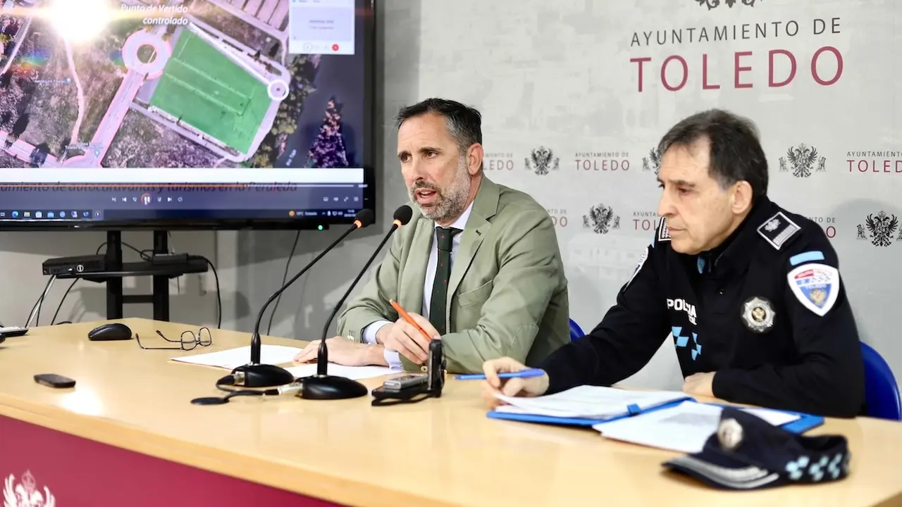 El concejal de Movilidad y Personal del Ayuntamiento de Toledo, Iñaki Jiménez (i), ha informado en rueda de prensa del dispositivo de movilidad para la Semana Santa