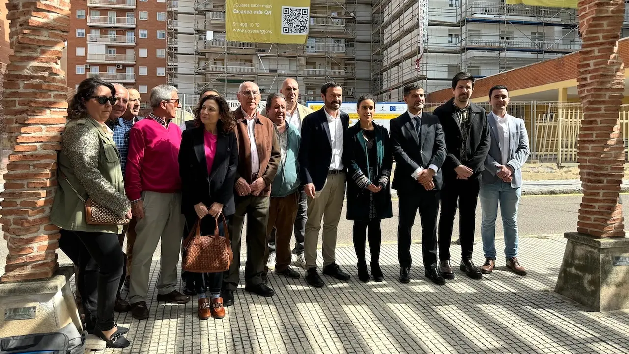 La directora general de Vivienda del Gobierno de Castilla-La Mancha, Inés Sandoval, durante la visita que ha realizado a la rehabilitación integral que se está llevando a cabo en la calle Felipe Solano de Guadalajara