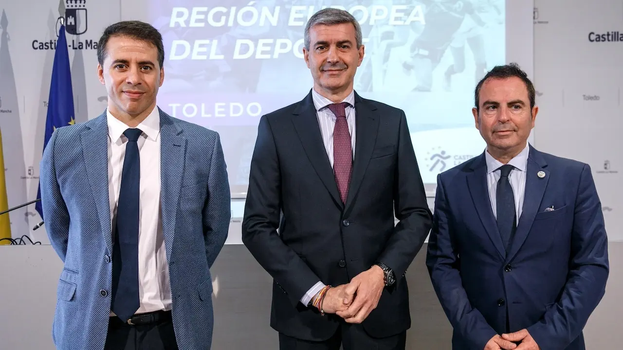 El director general de Juventud y Deportes, Carlos Yuste, ha ofrecido junto a Álvaro Gutiérrez y José Gutiérrez una rueda de prensa para presentar las actividades de la Región Europea del Deporte en la provincia de Toledo