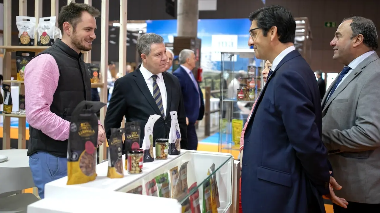 El presidente autonómico, Emiliano García-Page, asiste, en el recinto Gran Vía de la Fira de Barcelona, a la Feria ´Alimentaria 2024´ y visita el estand de Castilla-La Mancha