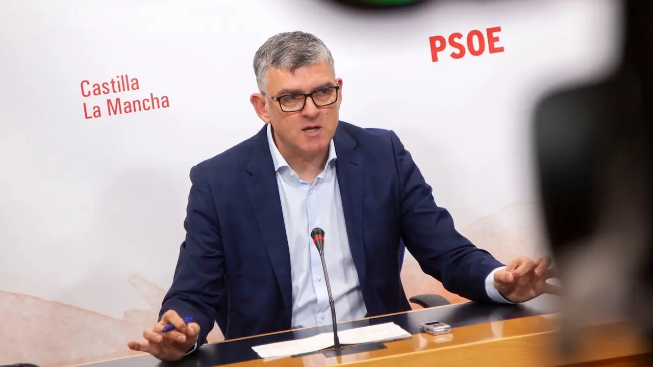 El presidente del grupo socialista en las Cortes de Castilla-La Mancha, Ángel Tomás Godoy, durante la rueda de prensa que ha ofrecido en el Parlamento regional