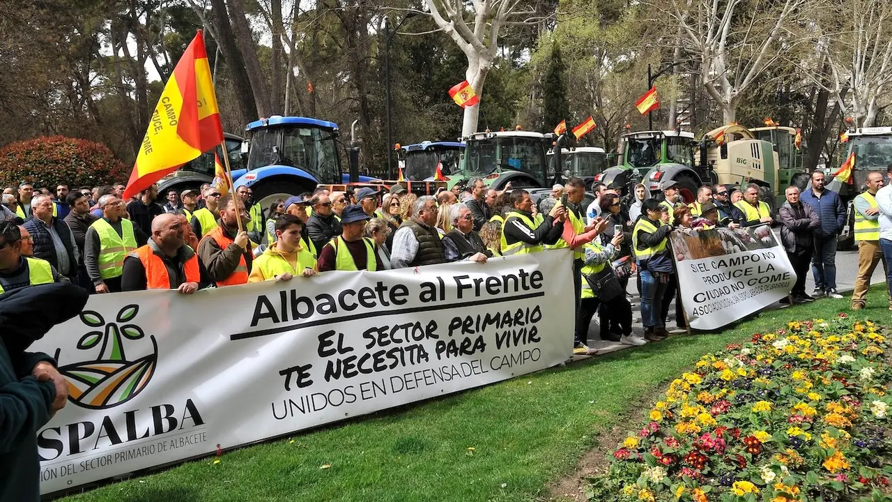 Agricultores ante la subdelegación del Gobierno en Albacete mientras continúan las protestas en el sector, este jueves - EFE/ Manu