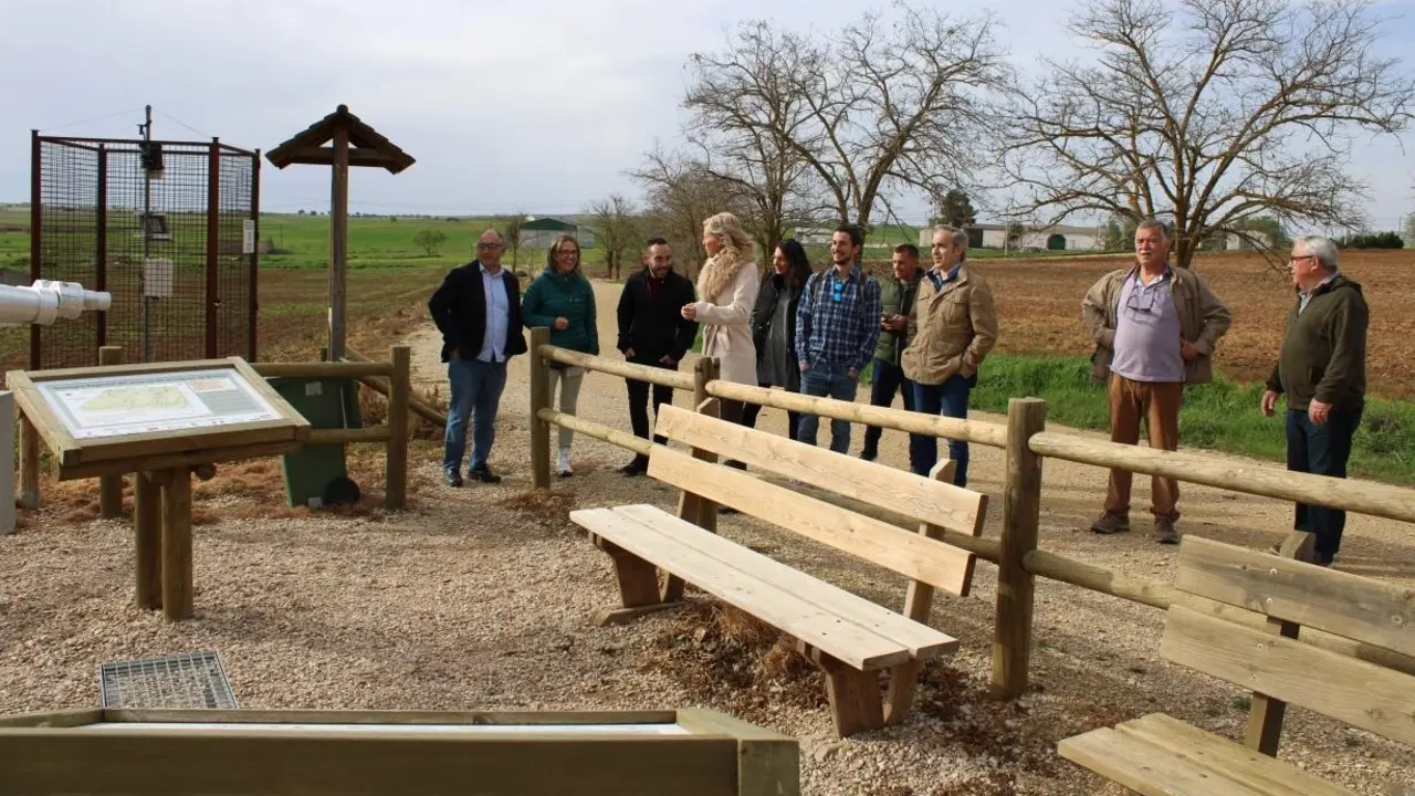 La viceconsejera de Política Agraria Común y Política Agroambiental, Gracia Canales Duque, en su visita a El Hito (Cuenca)