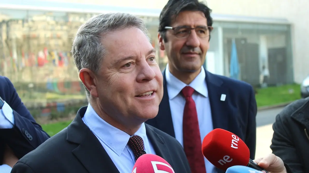 El presidente de Castilla-La Mancha, Emiliano García-Page, atendiendo a los medios de comunicación este viernes en París