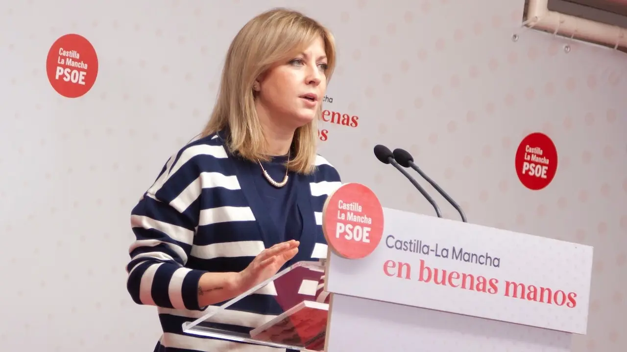 La portavoz del PSOE en las Cortes de Castilla-La Mancha, Ana Isabel Abengózar, durante la rueda de prensa que ha ofrecido en la sede de los 'socialistas' en Toledo